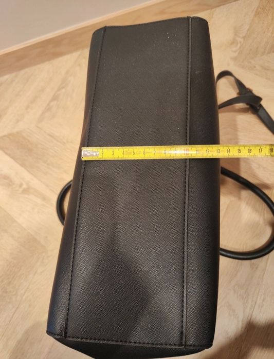 Czarna torebka Reserved