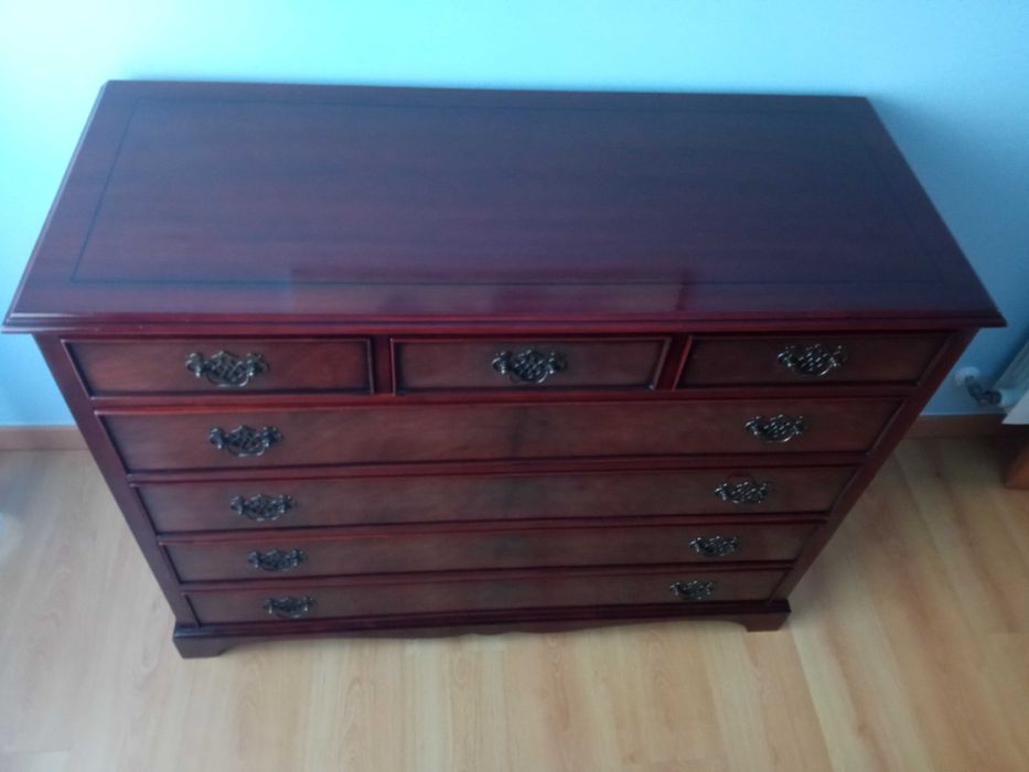 Cômoda clássica de madeira maciça