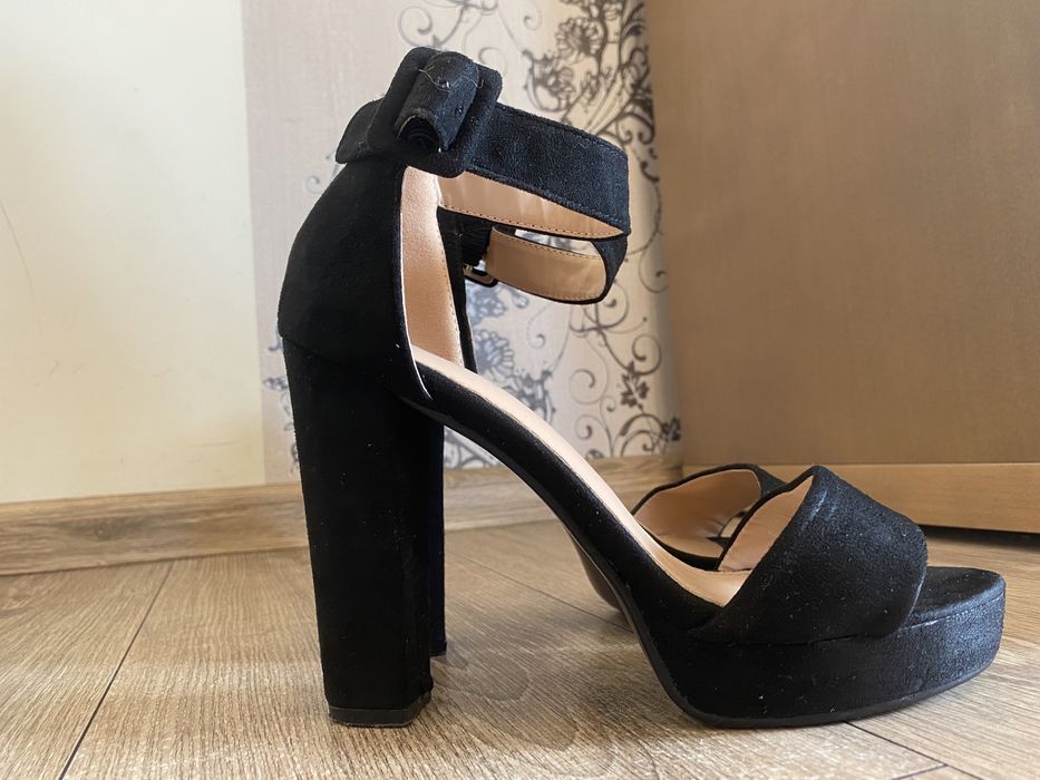 Czarne sandały na słupku Kendall