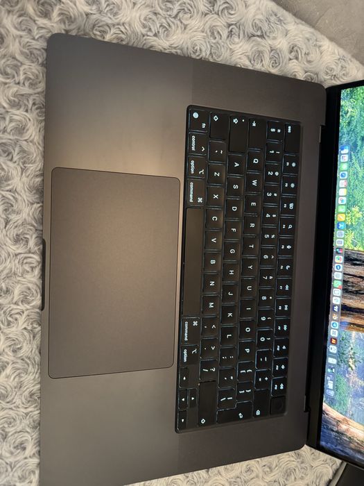 MacBook Pro 16 M3 Pro + magic mouse