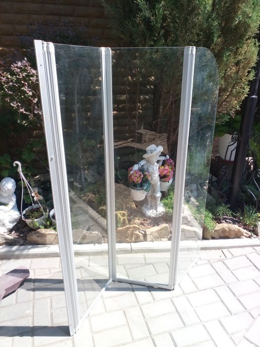 Стеклянная шторка для ванной комнаты