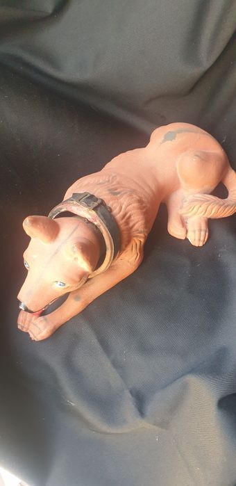 Antigo cão de barro