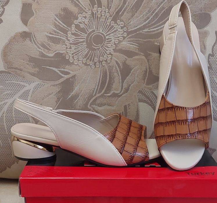 Босоніжки жіночі