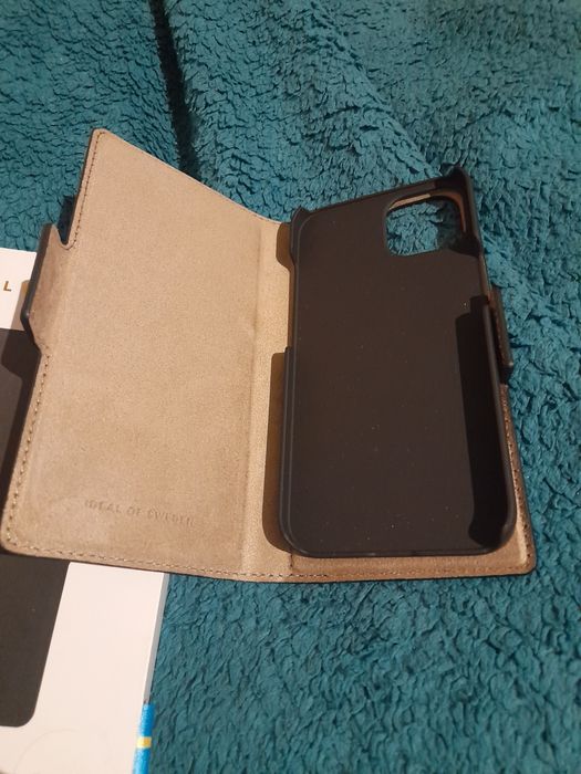 Etui z klapką ideal of sweden do iPhone 13