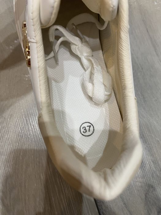 Buty ze złotymi dodatkami