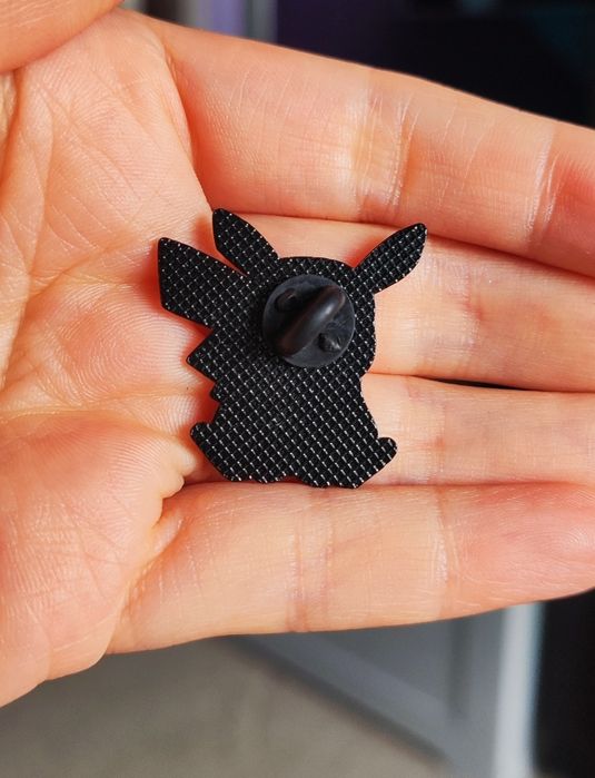 Pokemon Pikachu - metalowy pin przypinka broszka.