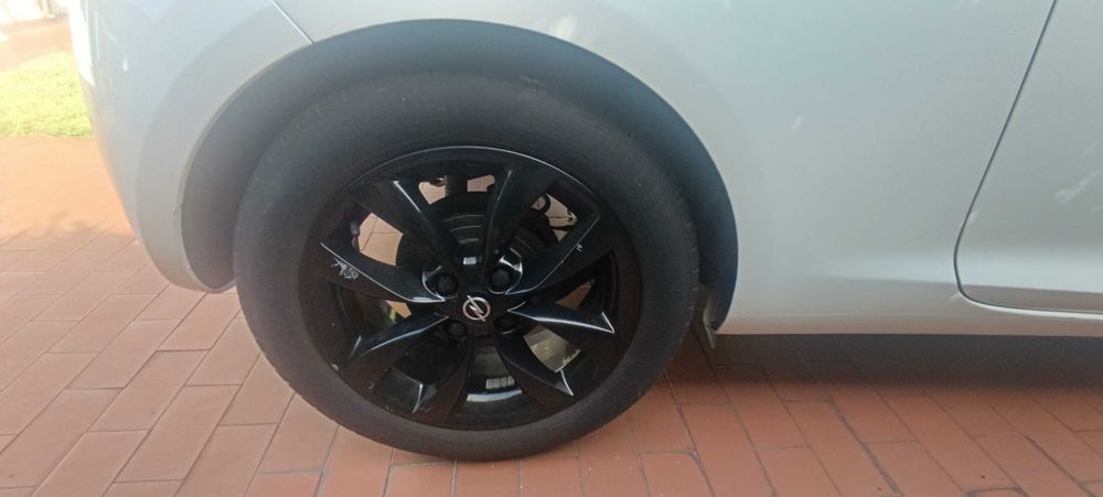 Opel Adam 1.2 White/black
