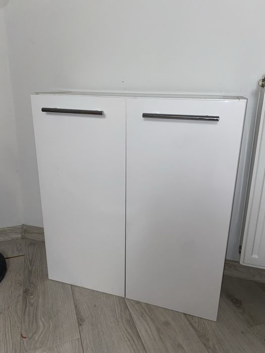 Biała szafka na ścianę