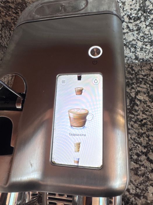 Máquina de Café Nespresso Lattissima Pro EN750.MB – Excelente Estado