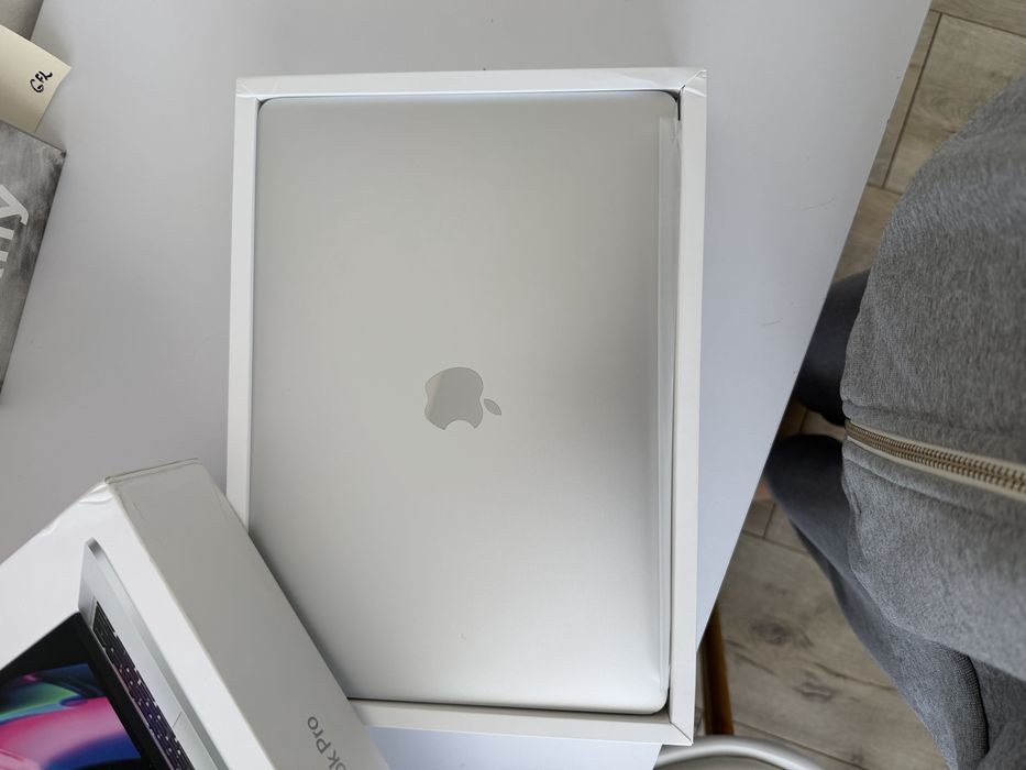 Macbook Pro M1 2020 13” 8/256 gb touch bar