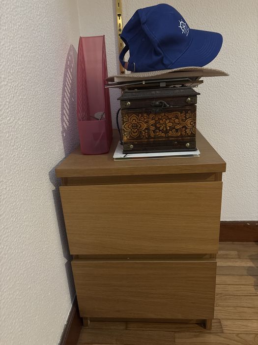 Mesa de cabeceira do ikea  em castanho claro