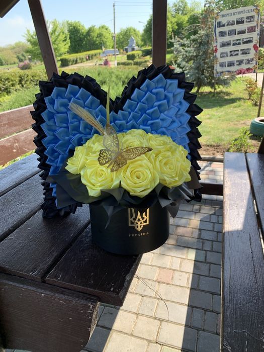 Квіти для Героя з крилами янгола з атласних стрічок