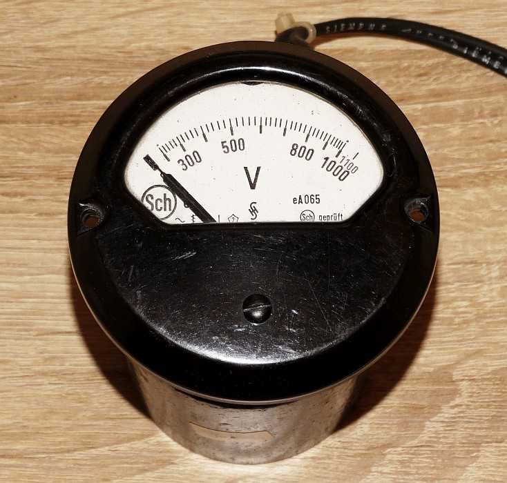 Miernik analogowy woltomierz tablicowy eA065 Schneider 1100 VAC RETRO