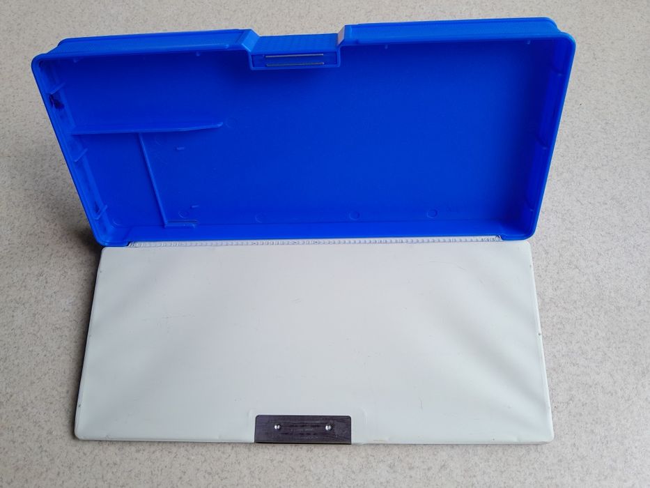 Пенал пластмассовый для школьников