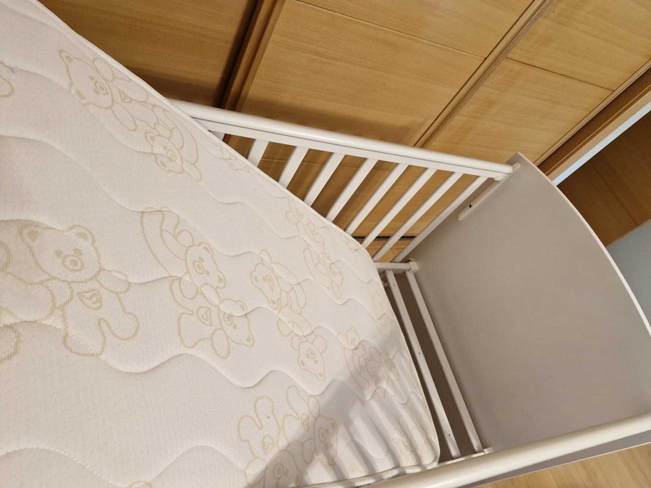 Berço com Colchão Pueri e roupa de cama