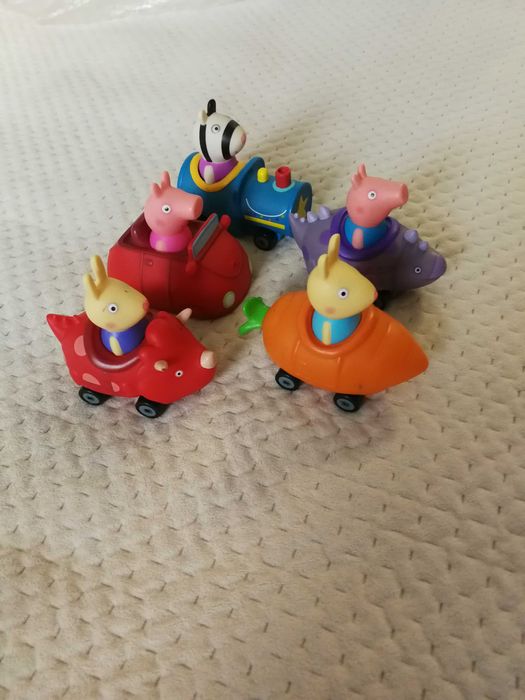 Zestaw małych samochodzików z kolekcji Świnki Peppy.