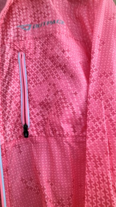 Casaco corta vento rosa