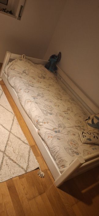 Cama de criança em madeira com proteções, com colchão – bom estado