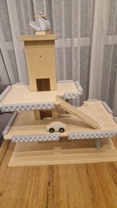 Drewniany garaż z windą.