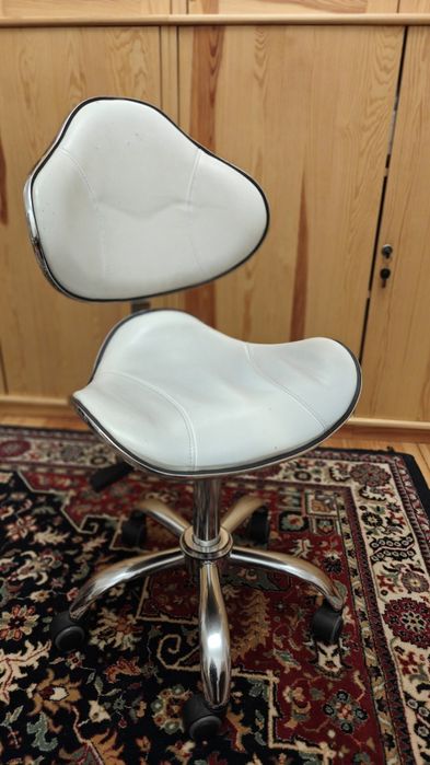 Krzesło na kółkach białe, do salonu kosmetycznego