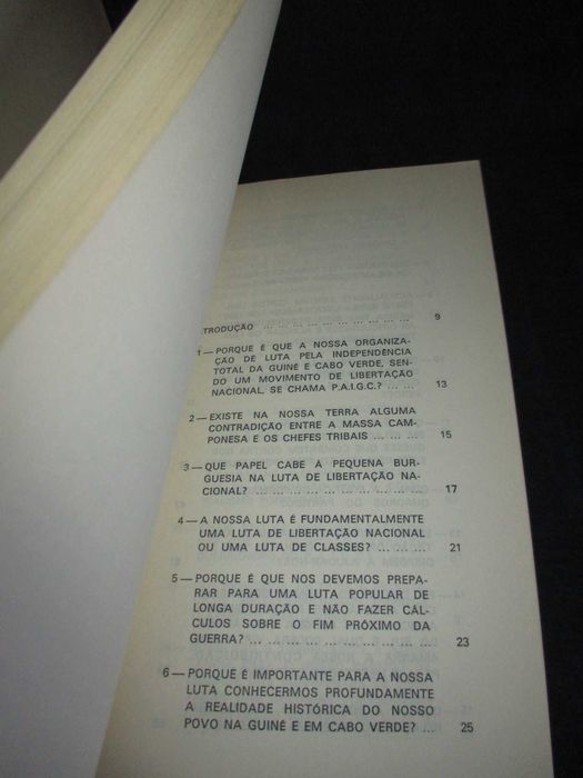 Livro Manual Político do P. A. I. G. C. Libertação Nacional