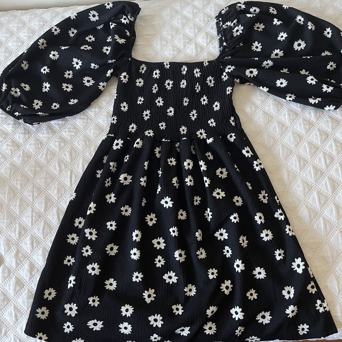 Vestido preto com flores brancas