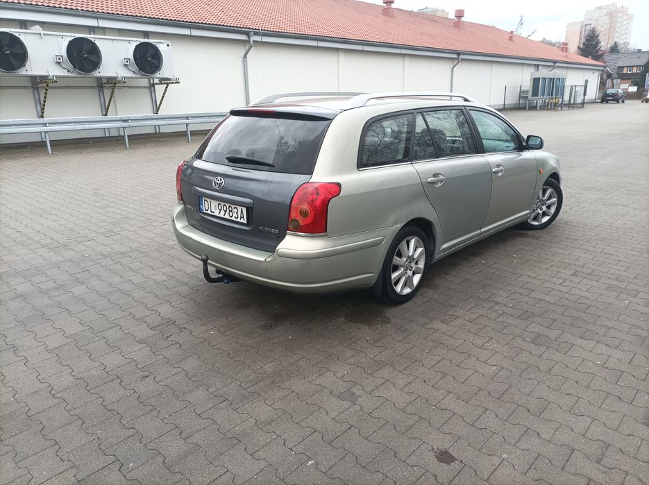 Toyota Avensis t25 2003 rok