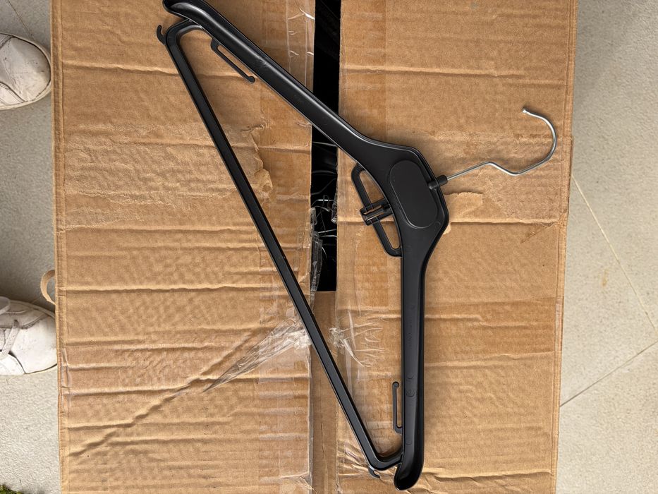 Cabides plastico pretos