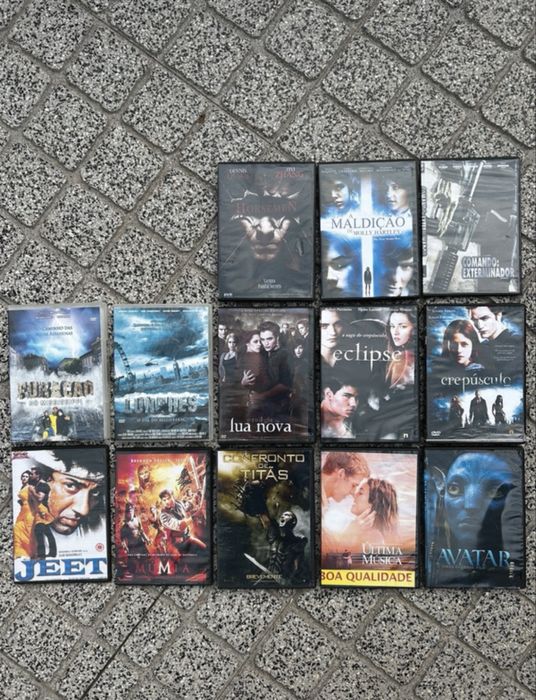 Cassetes, CDs com filmes e com músicas, mais um jogo de computador