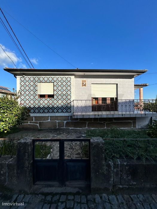 Moradia Bi-Familiar T4 com duas entradas independentes e amplo terreno