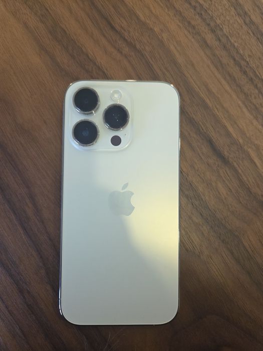 iPhone 14 pro dourado