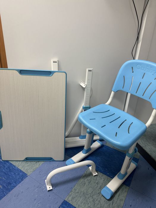 Безкоштовно парта і стул cubby