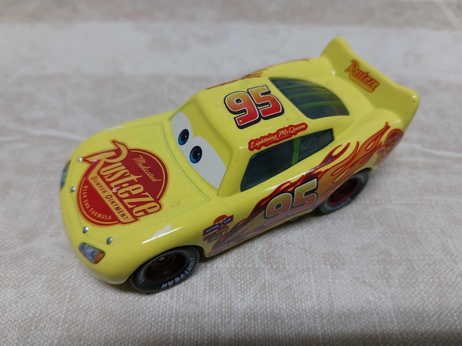Cars / Disney / Pixar – LIGHTNING MCQUEEN #95 – Yellow