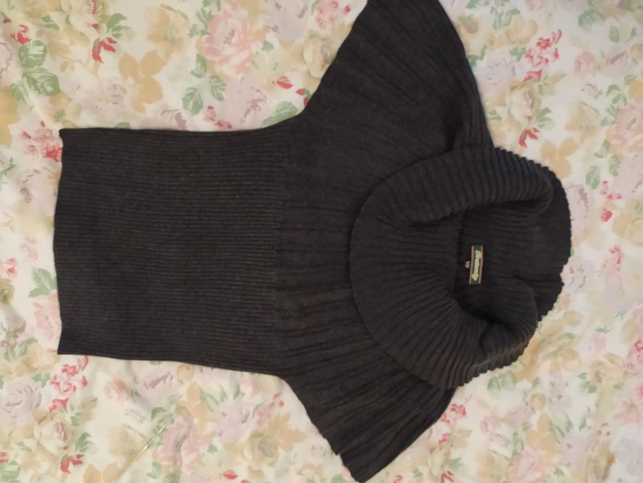 Sweterek z wykładanym golfem