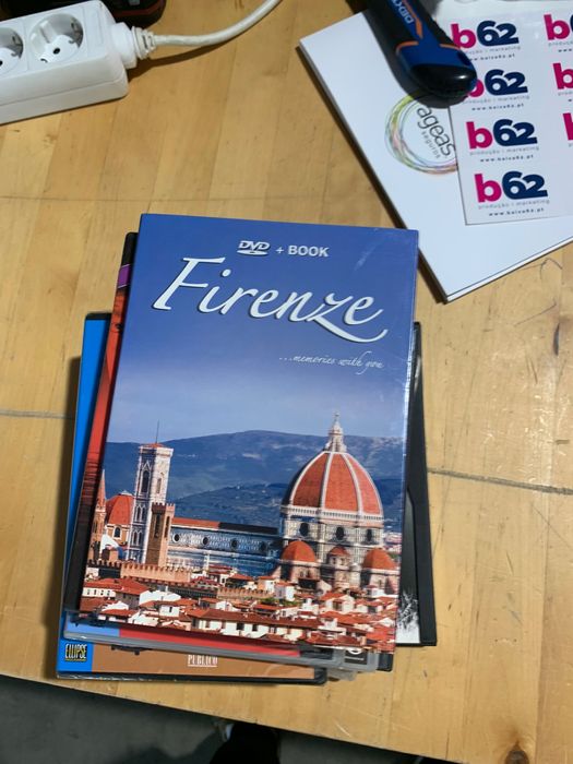 CDS de musica e filmes para venda com as respetivas caixas