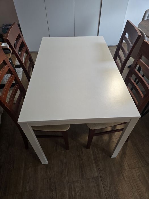 Stół z krzesłami.