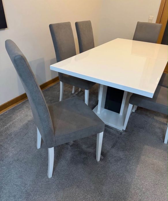 Mesa com 6 cadeiras