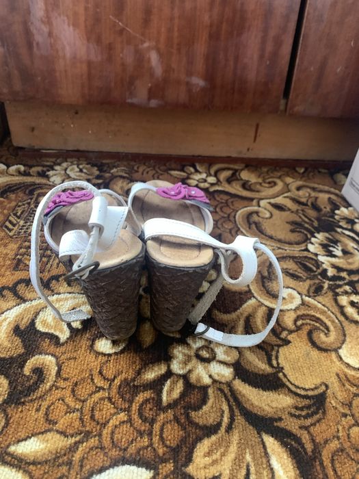 Продам босоніжки на танкетці шкіряні 38