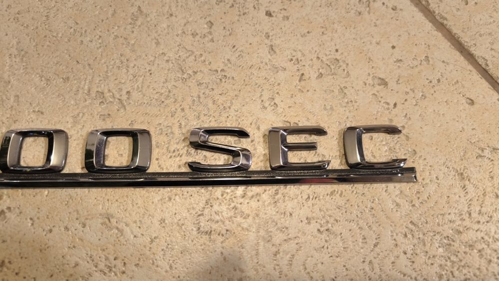 Emblemat 500 SEC Mercedes prosty w stanie idealnym ładny chrom znaczek