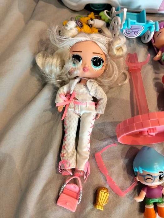 Conjunto de brinquedos de menina. 11 pinypom + ambulancia + acessórios + Boneca LOL