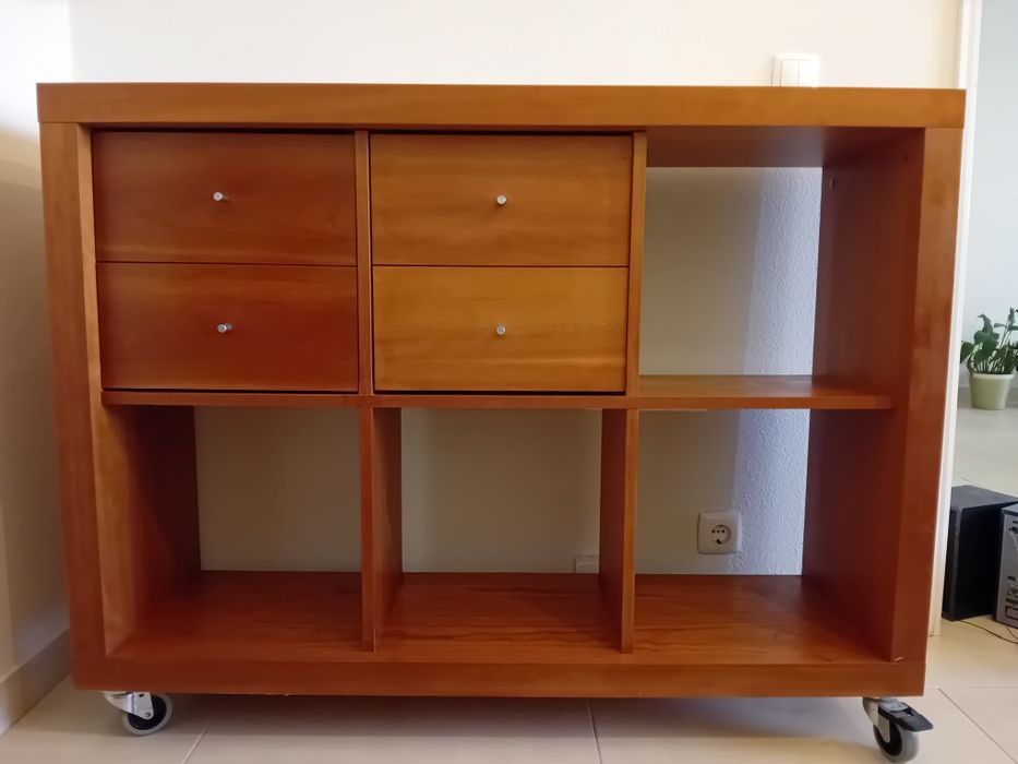 Móvel com módulos de gavetas, versátil