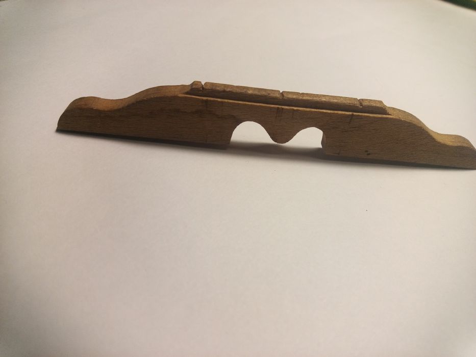 дерев'яна підставка для струнних балалайка домра