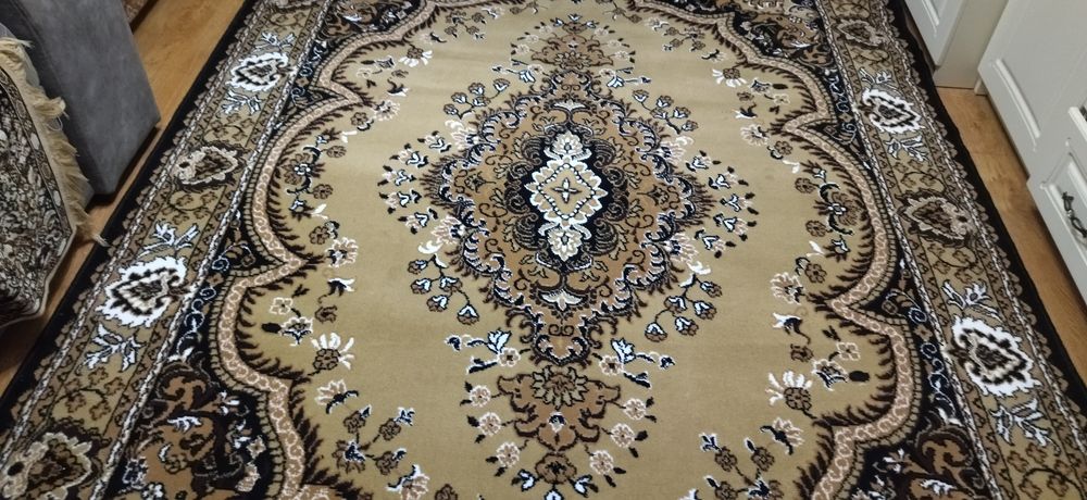 продам килим 2,63х1,90м новий
