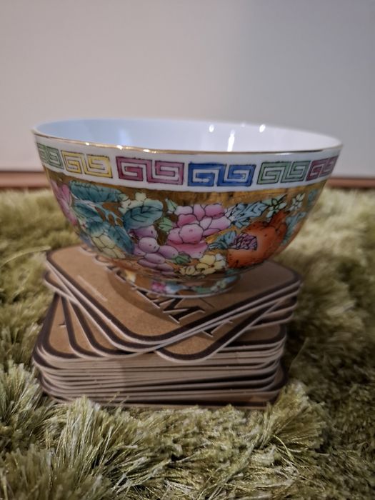 Linda taça em porcelana com um delicado padrão floral oriental.