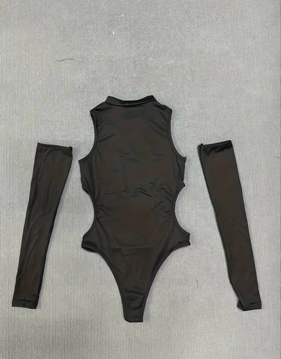 Боді з рукавами та акцентними вирізами, не поосвічує