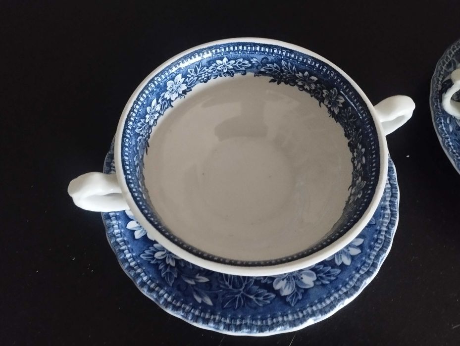 Duas almoçadeiras de 2 asas