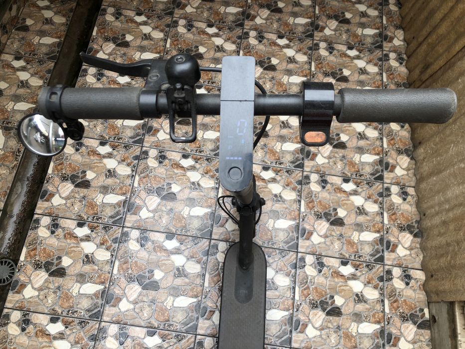 Продам самокат Xiaomi Mi Electric Scooter Essential