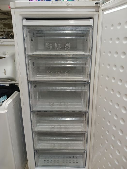 Морозильна камера Beko FS225320