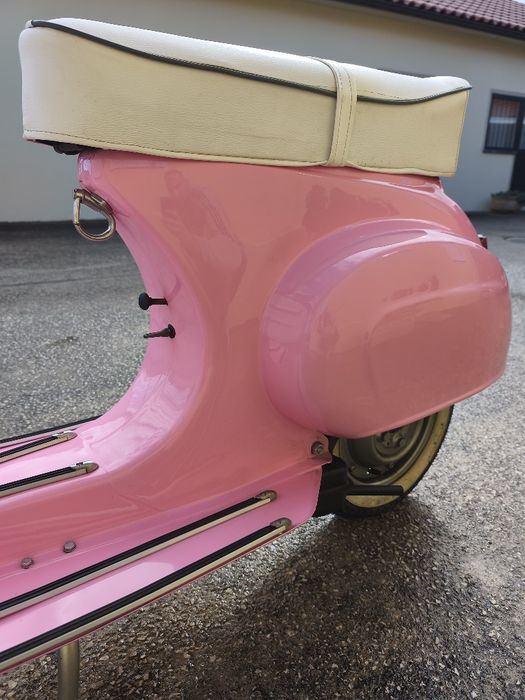 Vespa 50s restaurada rosa