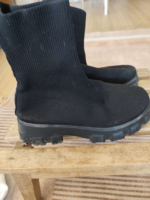 Botas de elastano, pretas, com sola de borracha